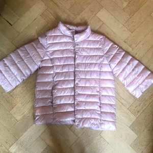 Herno liknande jacka - Jättefin trekvartsärnad jacka som är i superbra skick!! Står storlek S och skulle säga att den passar storlek 34/36🫶