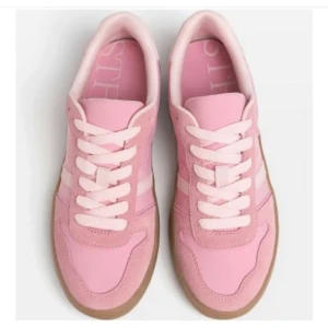 Rosa skor - Använda en gång, tyvärr lite för små på mig💕