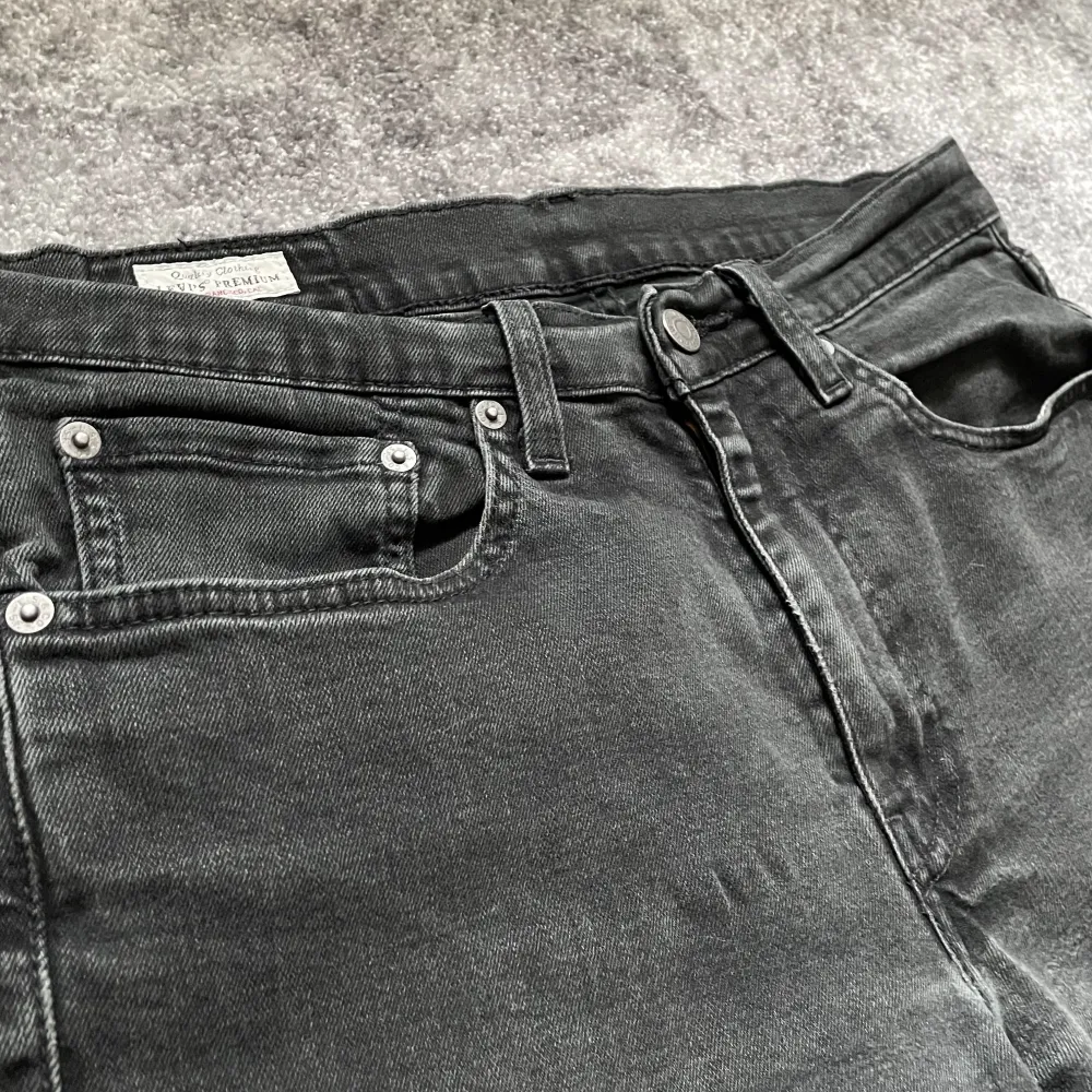 Riktigt snygga Levis 514 Straight Jeans i storlek 32/32 | Skick 7/10 | Nypris 1350kr | Mitt pris 299kr | Kom gärna dm vid frågor eller funderingar :). Jeans & Byxor.