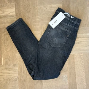Dondup Jeans - Säljer nu dessa dondup jeans i modellen Alex, storlek 33. Väldigt fet och underskattad modell. De är i fint skick och har använts väldigt lite. Nypris ca: 3000kr Jag är ca 181 cm lång. Hör av dig vid funderingar!🙌🏼