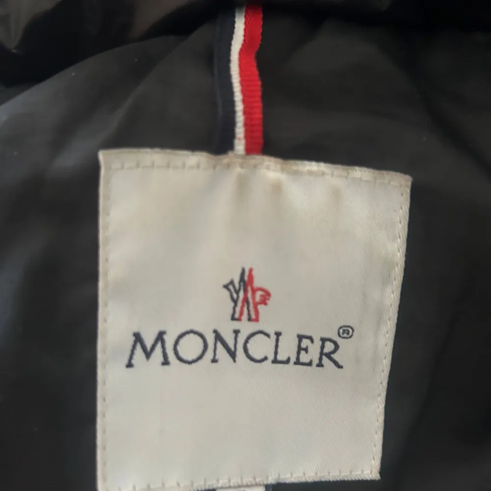 Jag säljer min Moncler väst med avtagbar päls, som passar både tjejer och killar. Västen är äkta och har inga hål eller någonting, den är fortfarande nyskick. Och använd 5-10 gånger. Köptes för 3500kr men säljs nu för 2000kr, priset går att sänka vid. Jackor.