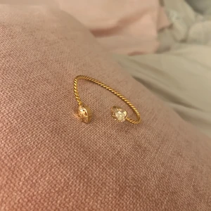 Caroline Svedbom - Så gulligt Caroline-Svedbom armband! Helt oanvänt då ja ej gillar guld så mycke, köpt för bara någon månad sen!💝💝💝