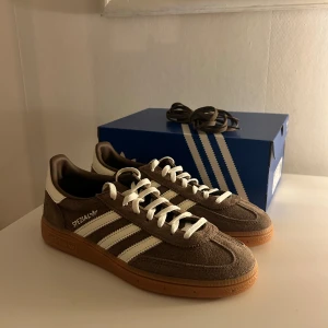 Adidas spezial earth strata 38,5 - Helt nya super snygga Adidas spezial i färgen ”earth strata”, storlek 38 2/3.  Säljer då jag köpte fel storlek. Först till kvarn!  1500kr + frakt 