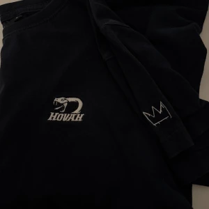 Hov1 T-shirt - Säljer min Hov1 tröja då den inte kommer till användning. Syns inte på bilden men den är  mörk blå. Den är i väldigt bra skick❤️ 