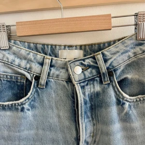 Straight jeans - Raka jeans från H&M med slitning på ena knät!