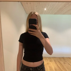 T-Shirt öppenrygg  - Svart ribbad T-Shirt med öppenrygg, lite använd