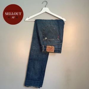 Levis 501 - Säljer dessa snygga jeansen med sliten stil. Slim/regular passform skulle jag säga. Skriv DM vid frågor och funderingar!