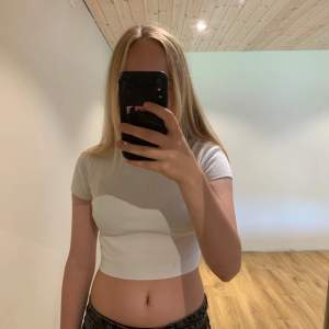 Vit crop top, andvänd engång