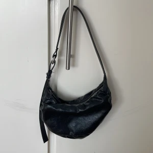 Zara väska - Gullig liten axelväska från zara. Så fin och passar till typ allt🖤
