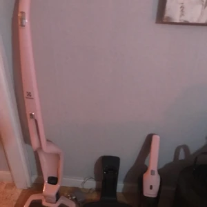 SLADDLÖS DAMSUGARE ELECTROLUX ERGO RAPIDO - Andvänd högst 10 gånger . Finnt skick. Med laddstation o bra batteri.