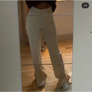 Nakd byxor AFJ  - Kostymbyxor från nakd! Liknar linnematerial! Knappen på insidan vid gylfen är tyvärr borta men går lätt att sy på en annan! Därav priset❤️  Lånade bilder❤️