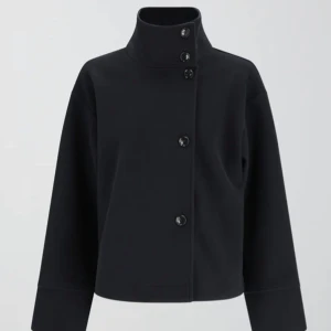 Short felt jacket Gina kappa - Säljer min marinblåa Gina kappa köpt förra året, lite nopprig här å där. Köpt för 600 säljer för 400!💖 strl M (den är inte smutsig på andra bilden de är ljuset!)