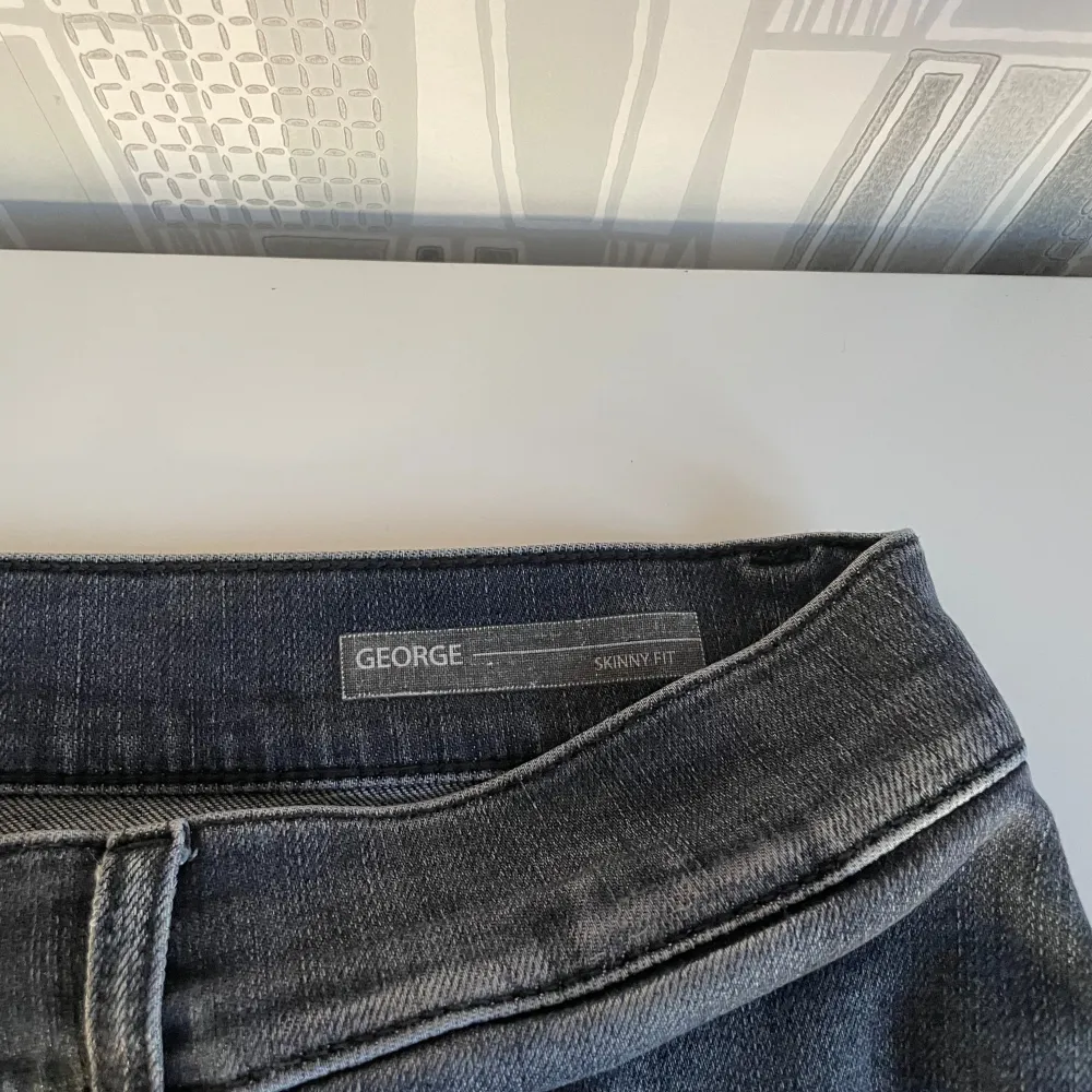 Tjena, säljer mina Dondup Jeans i den trendiga modellen George. Jeansen är knappt använda, cond 9/10. Nypris: 3200kr, hör av er vid minsta intresse// Anton. Jeans & Byxor.