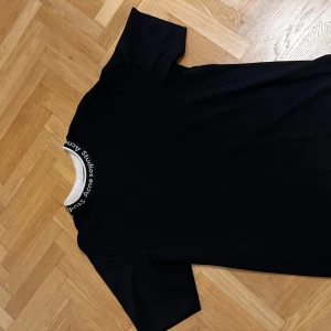 Acne t-shirt - Acne t-shirt knappt använd, stl xs väldigt oversized, oversized på mig som är 177