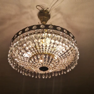 Kristallkrona /plafond  - Super snygg äkta kristallkrona från 1930-tal. Ca 50cm i diameter. Priset är fast.