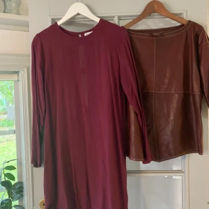 Rodebjer, Candice strl xs - Superfin minimalistisk klänning i plommonlila. Storlek xs. Viscose. Har en pytteliten fläck som är ljusare i färg, se bild. I övrigt perfekt skick!