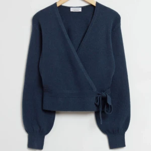 Other stories omlott kofta 💙 - Endast testad en gång i skolan 💙 Storlek S Other stories kofta  Ordinarie pris ca 490/500kr