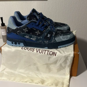 Louis Vuitton  - Louis Vuitton skor med box och påse, säljer av anledningen att dom används! Inte använda och har bara stått så helt nya! Pris kan diskuteras 