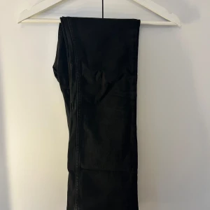 jeans - Jättefina låg/mid jeans från ginatricot. Bra skick, knappt använda. Tror det kan vara mid modellen, men har alltid suttit low waist på mig. Säljer då dom inte passar mig🩷 pris kan diskuteras 
