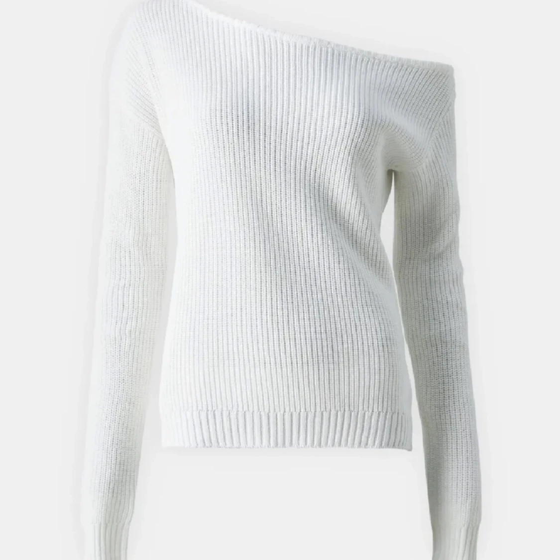 Stickad snedskuren tröja 