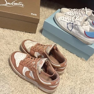 Rosa Nike dunks - Tja säljer nu dessa Nike dunka i storlek 40. Helt okej skick. Skriv vid intresse!