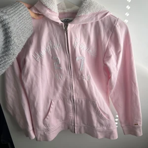 Supersöt zip up  - Zip up från Hamton republic. Älskar färgen och allt med den. Lite för kort i ärmarna på mig men märks knappt av 💗luvan är super mjuk  Storlek 146/152, bär sjölv 164 då den sitter löst på mig 