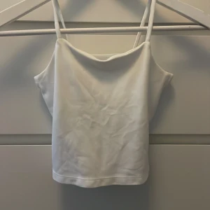Vitt linne - Säljer mitt vita linne som är i helt nyskick, sitter lite över naveln, använt 1-2 gånger