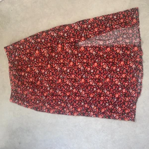 Kjol med slits - Använd några gånger Normal i storlek Slitsen är till knäna  Inte genomskinlig 