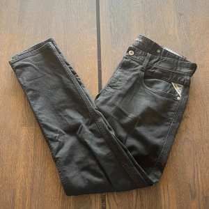 Replay jeans - Tja! Säljer du dessa snygga replay anbass jeans i storlek 33/32. Jeansen är i perfekt skick och har inga defekter alls. Har du några frågor är det bara att skriva✍️!