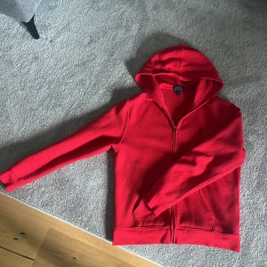 Ralph lauren zip hoodie  - Otroligt bra skick då den endast är använd ett få tal gånger, bra passform på människor runt 170-183!  Pris kan diskuteras vid snabb affär!