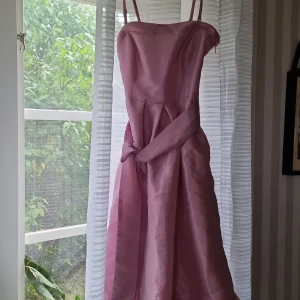 Klänning - Polyester klänning. dragkedja efter vänstra sidan, band som man kan knyta fint. Jättefin i Nyskick