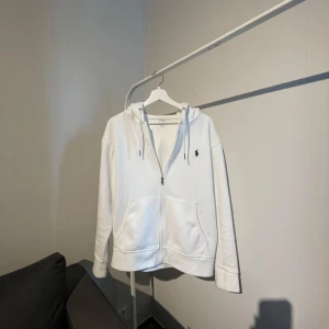 Ralph Lauren - Vit Ralph lauren zip. Perfekt nu för hösten då då kylan börjar komma. Säljer pga den inte längre passar, sparsamt använd. 