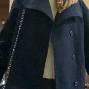 Kappa - Säljer en mörkblå kappa från Gina tricot. Köpt förra vintern 💓lite nopprig men inget man märker vid användning