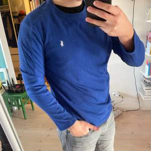 Hej! Säljer nu den här blåa Ralph Lauren tröjan i riktigt bra skick! Passar storlek M och kommer vara riktigt snygg nu till hösten. Nypris 1500kr. 