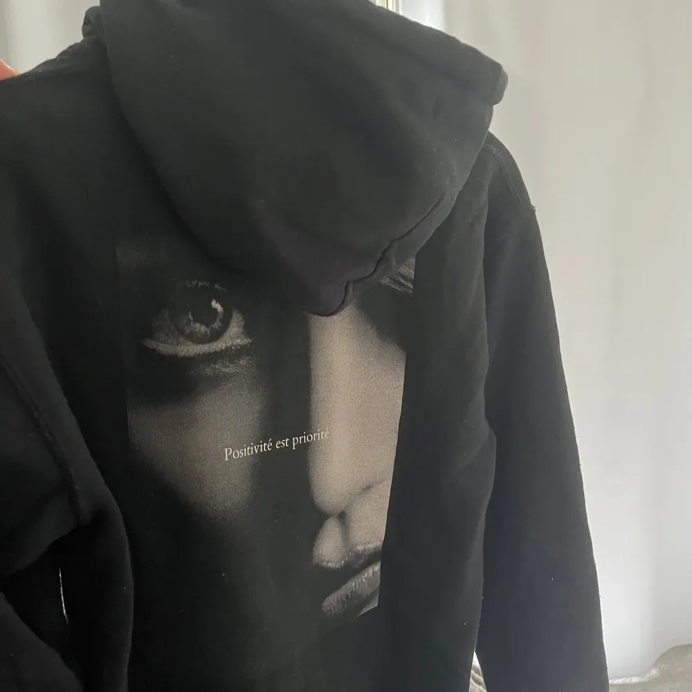 svart hoodie från emplece med tryck på ryggen . Hoodies.