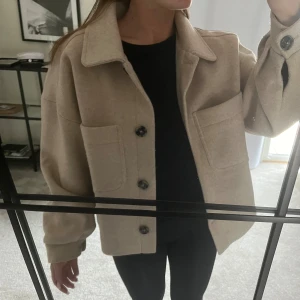 Beige oversized jacka  - Beige jacka i bra skick! 