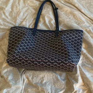 Väska  - Vill oxå säga att den har några märken på katten