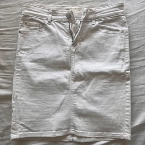 Jeans kjol - Inte använd på ett väldigt bra tag väldigt fin vit medellång kjol