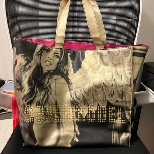 RARE Victoria’s Secret väska - jätte rare victoria’s secret väska med  Alessandra Ambrosio på bilden. Priset kan diskuteras vid snabb affär 