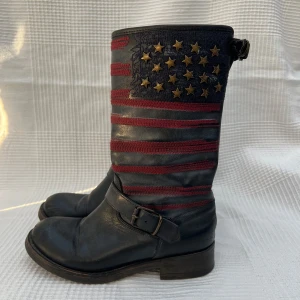 Stövlar - Vintage stövlar med stjärnor och spänne på sidan i äkta skinn. Gjorda i Italien. Innersula mått: 25 cm. Klack: 3,5 cm. Total höjd: 33 cm. Nypris runt 1500kr 💞