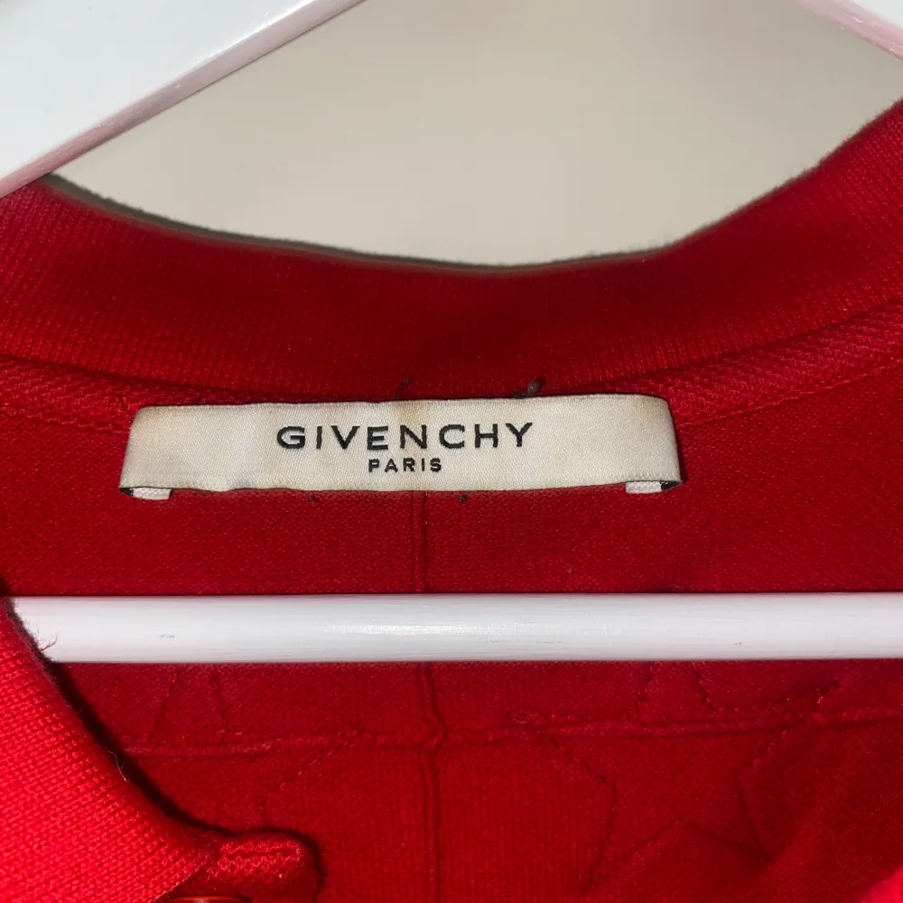 Säljer nu en givenchy paris piké i jätte bra skick 8/10. Kan självklart lösa fler bilder så tveka på att höra av dig vid frågor eller funderingar.. Skjortor.