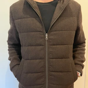 Brun & Stengade cardigan  - Bruun & Stengade cardigan perfekt till hösten knappt använd nypris 2500 kr, priset går att diskutera vid smidig affär