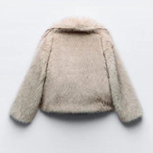 Pälsjacka från Zara  - Köpte den förra året för 1200kr, använd den typ tre gånger så den är i bra skick❣️Jag är 170 och den sitter bra på mig men säljer för den inte kommer till användning❣️  Man kommer kunna lägga prisförslag tills 16/9 23:59, högst vinner!❣️ 