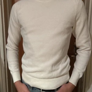 J.Lindeberg stickad kofta - Riktigt snygg stickad J.Lindeberg kofta. Storlek XS, killen på bilden är 175cm.  Använd ett fåtal gånger, den är i mycket gott skick. 