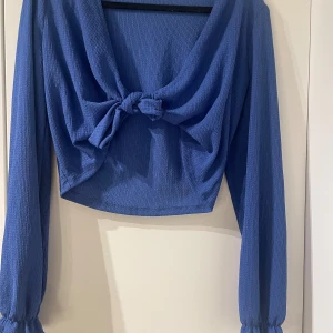 Set med tröja och byxor - Blått set med byxa och tröja. 