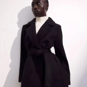 Svart lång kappa  - Super fin kappa som passar bra till höst och vinter är i storlek xs men passar även S