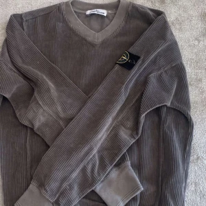 Stone island tröja  - Säljer denna sjukt snygga stone island tröja i storlek S. Tröjan är sparsamt använd och har inga skador. Säg till om ni har frågor.