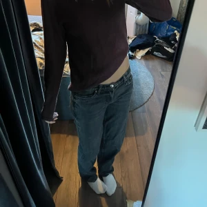 Super sköna low waist jeans  - Jeans från Gina tricot i storlek 34. Men passar öven 36🫶🏼 jätte sköna och sitter perfekt. Även bra i längden, är lite långa för mig som ör 168 cm😍