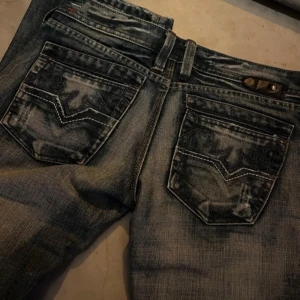 Diesel jeans - Snygga dieseljeans De står att jeansen är i storlek 33 men det stämmer inte eftersom de har blivit omsydda. Midja:40cm Innerbenslängd:84cm
