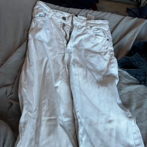 Vita jeans  - Inga defekter alls. Storlek 34. Straight leg 